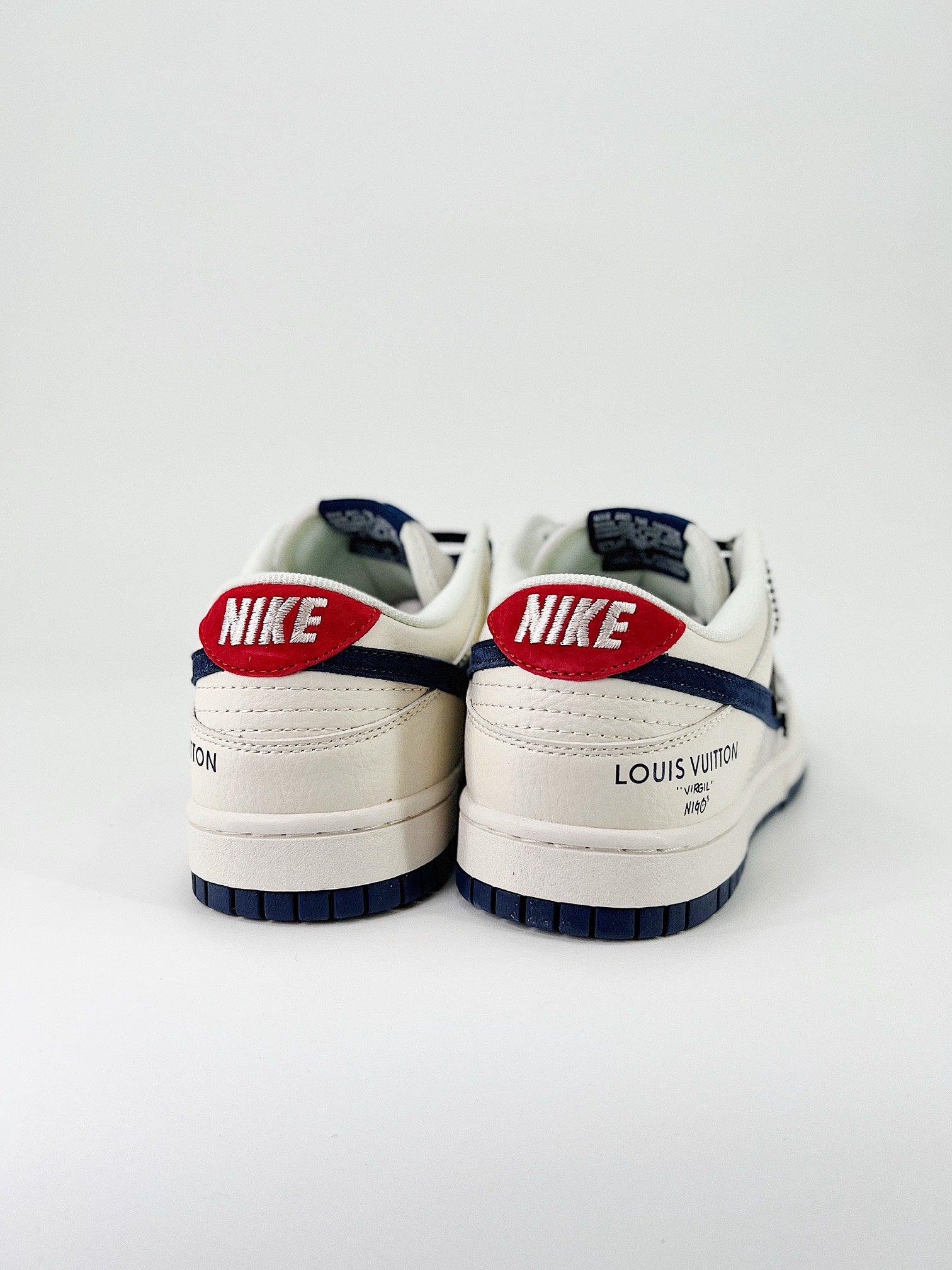 NIKE DUNK LOW PRO SB&LV
"BEIGE & NAVY "