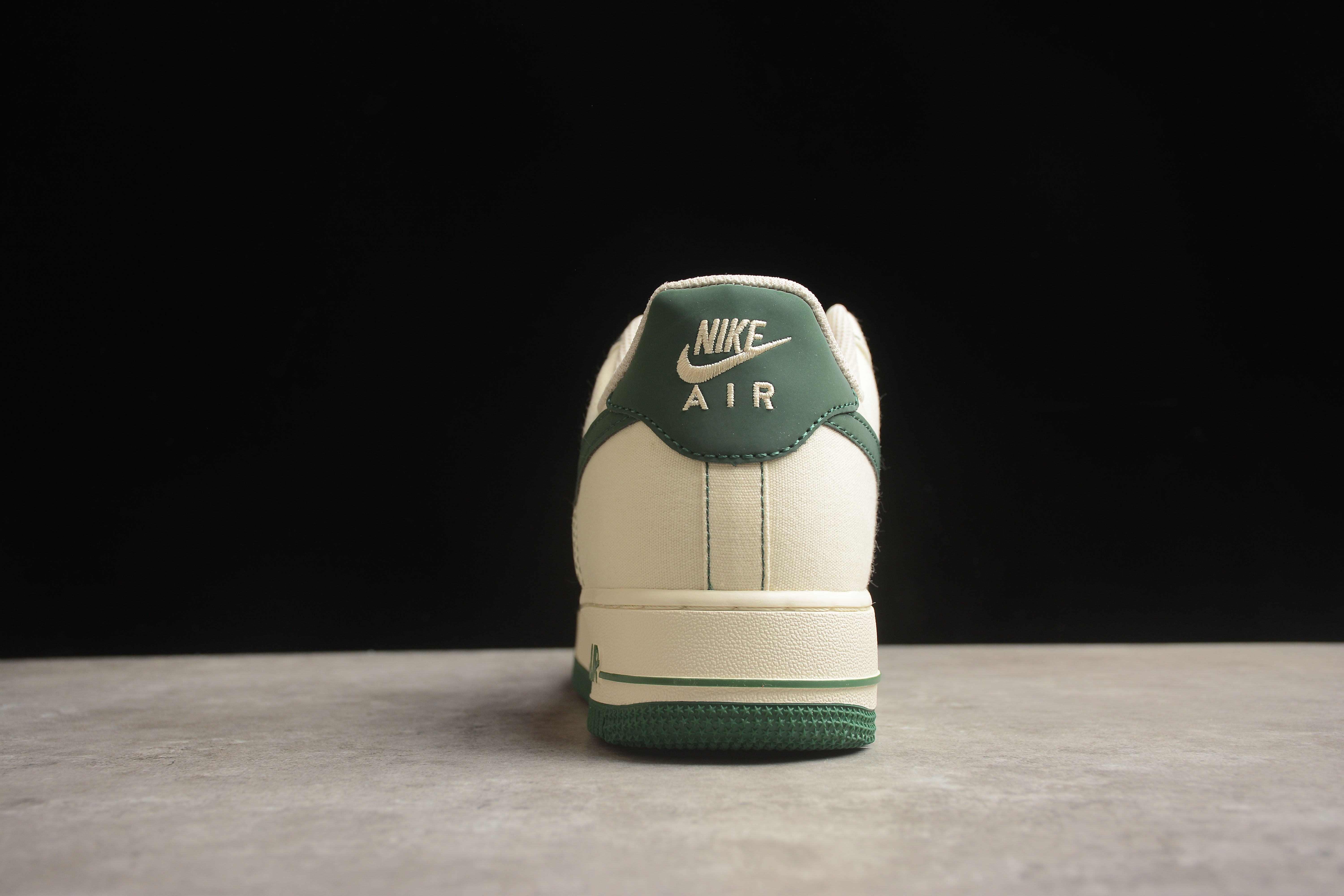 Chaussures Nike airforce A1 beiges et vertes