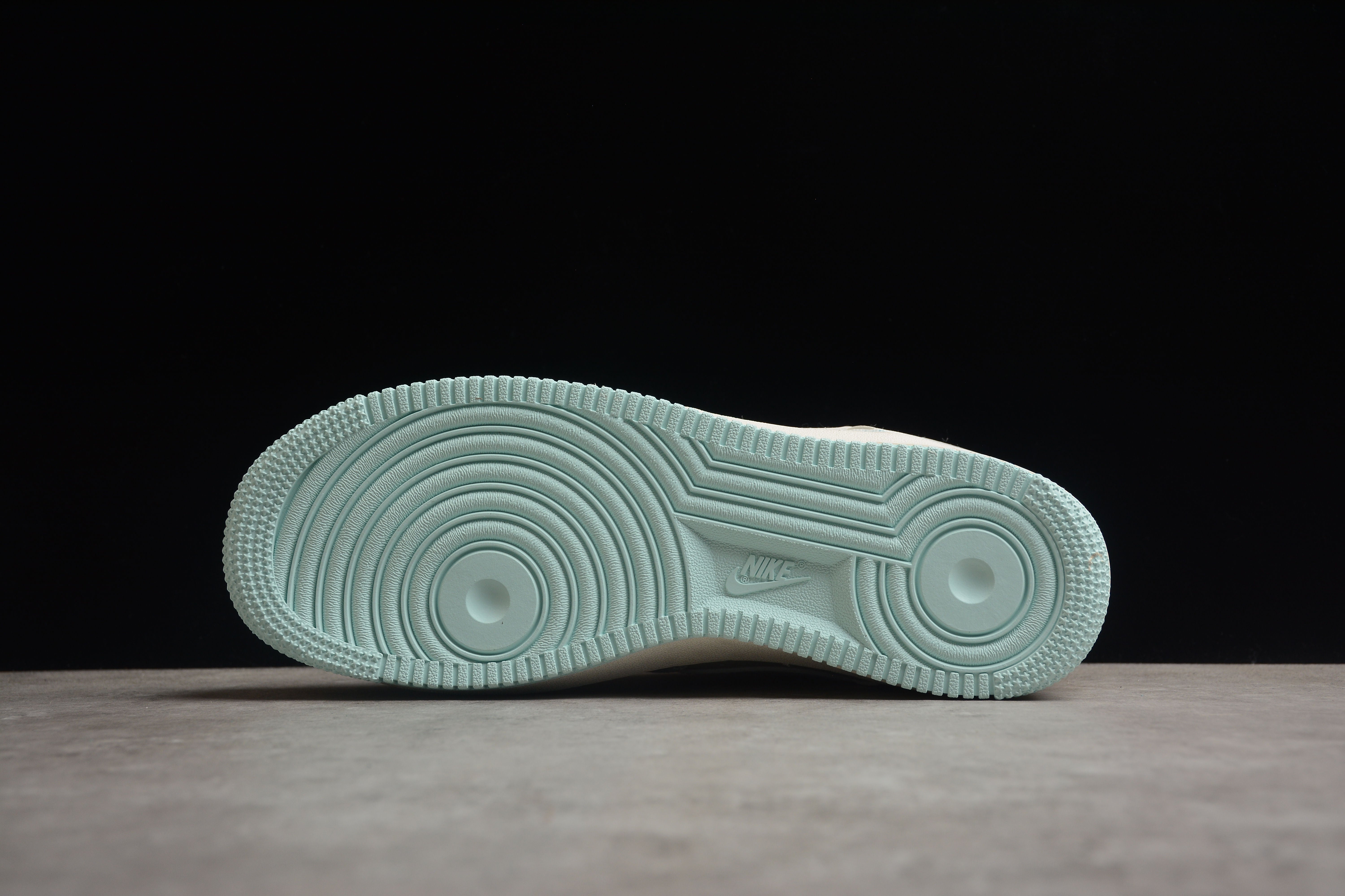 Chaussures Nike airforce A1 blanches et bleu clair