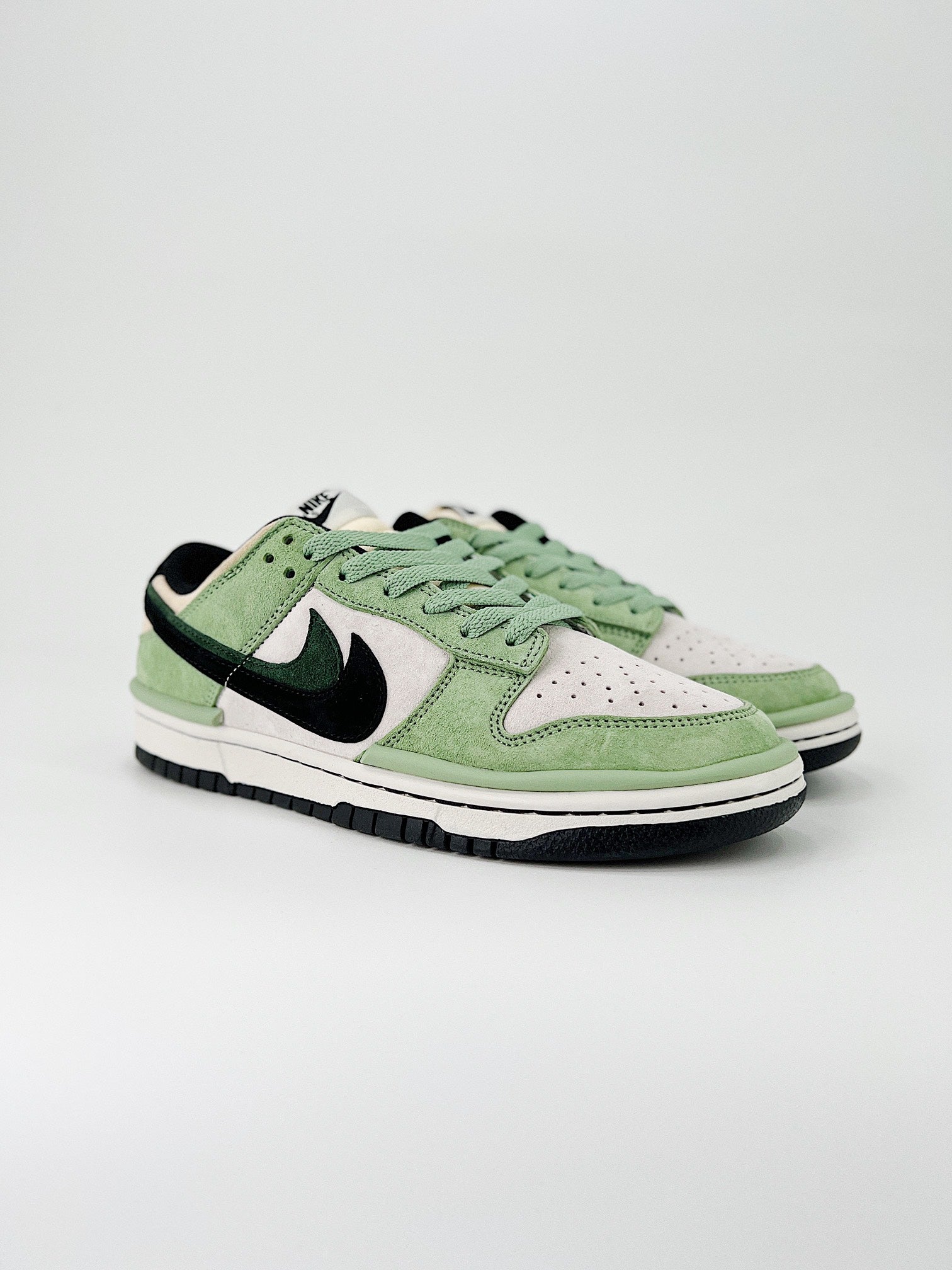 NIKE DUNK LOW RETRO SB 
"Green "