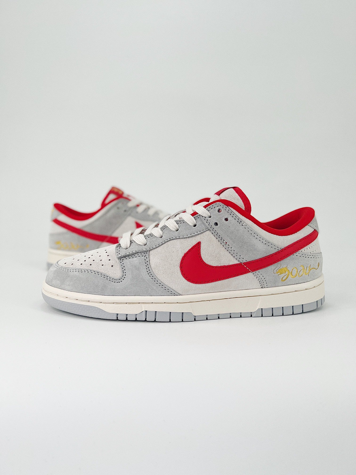 NIKE DUNK LOW RETRO SB 
" Gray Red  "