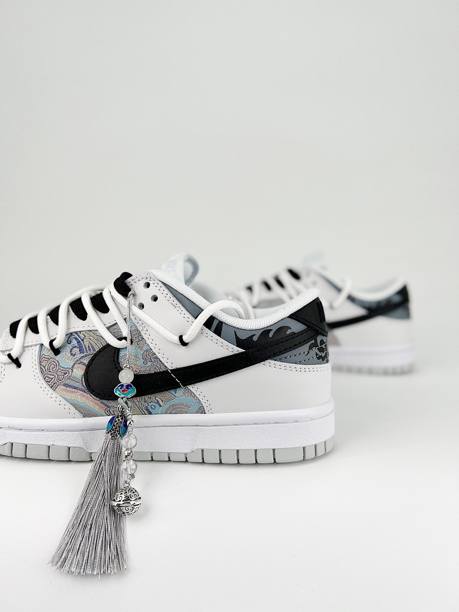 Nike SB Dunk Low dragon