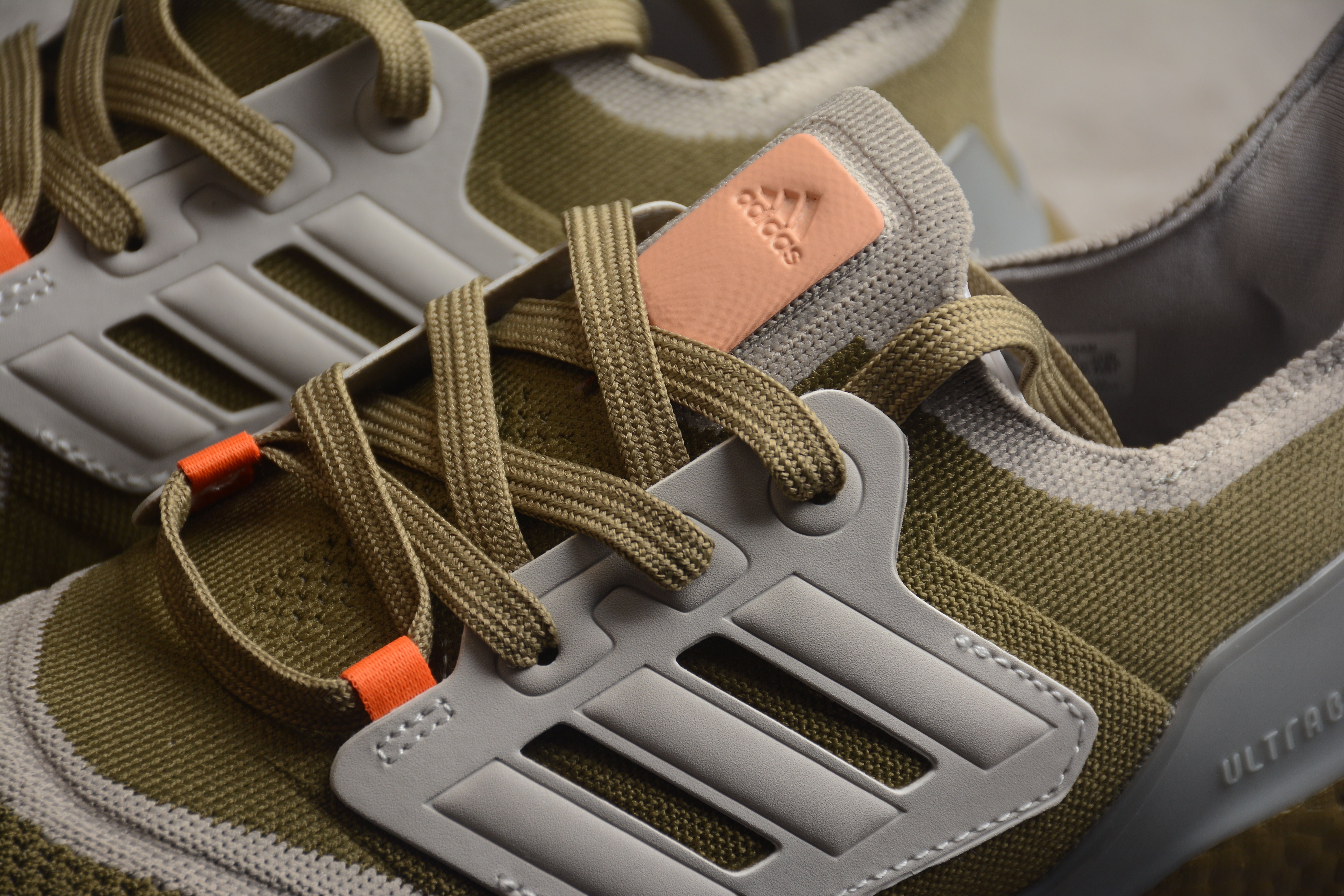 Chaussures Adidas Ultraboost vert olive