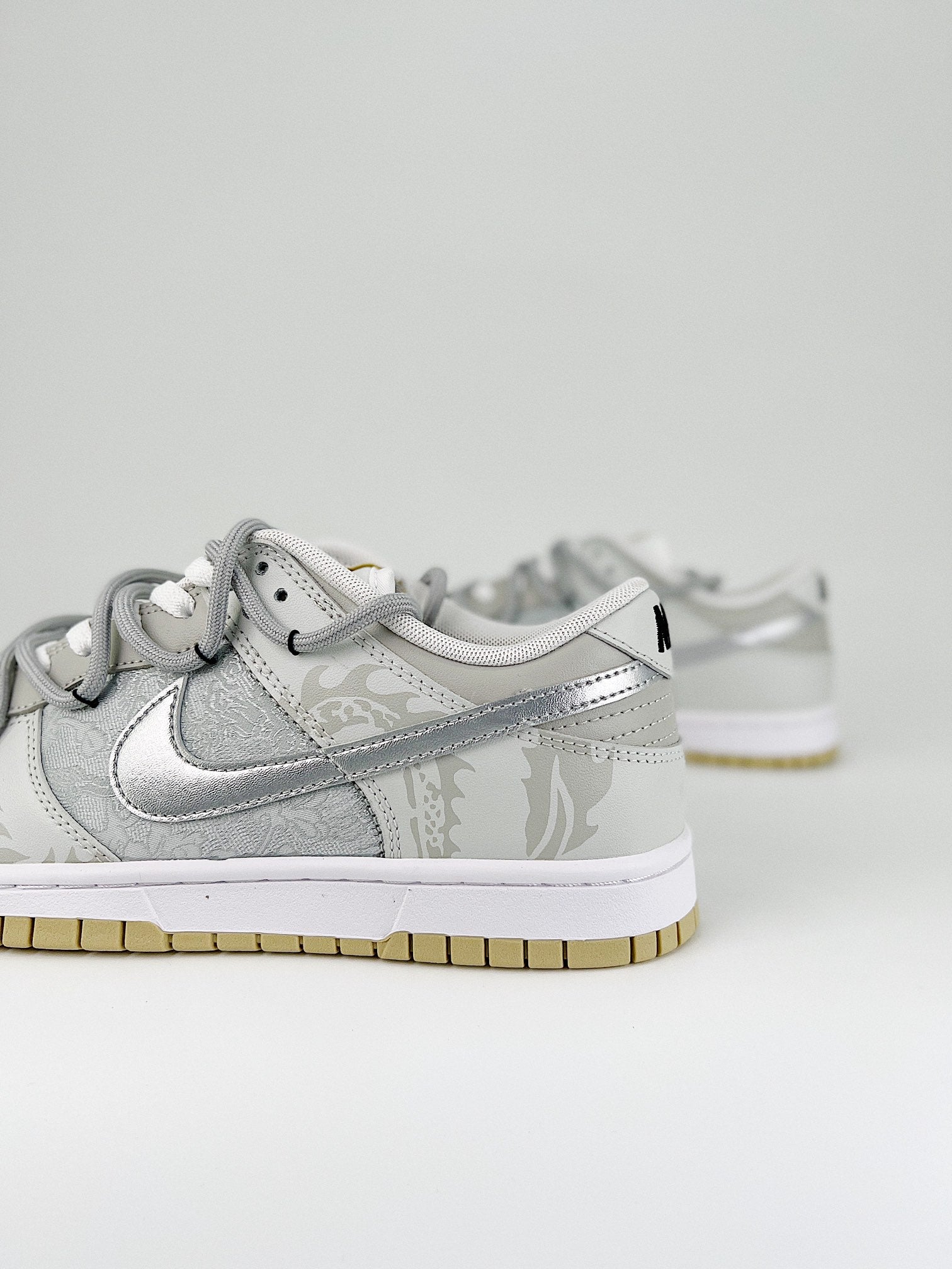 Nike SB Dunk Low silver grey