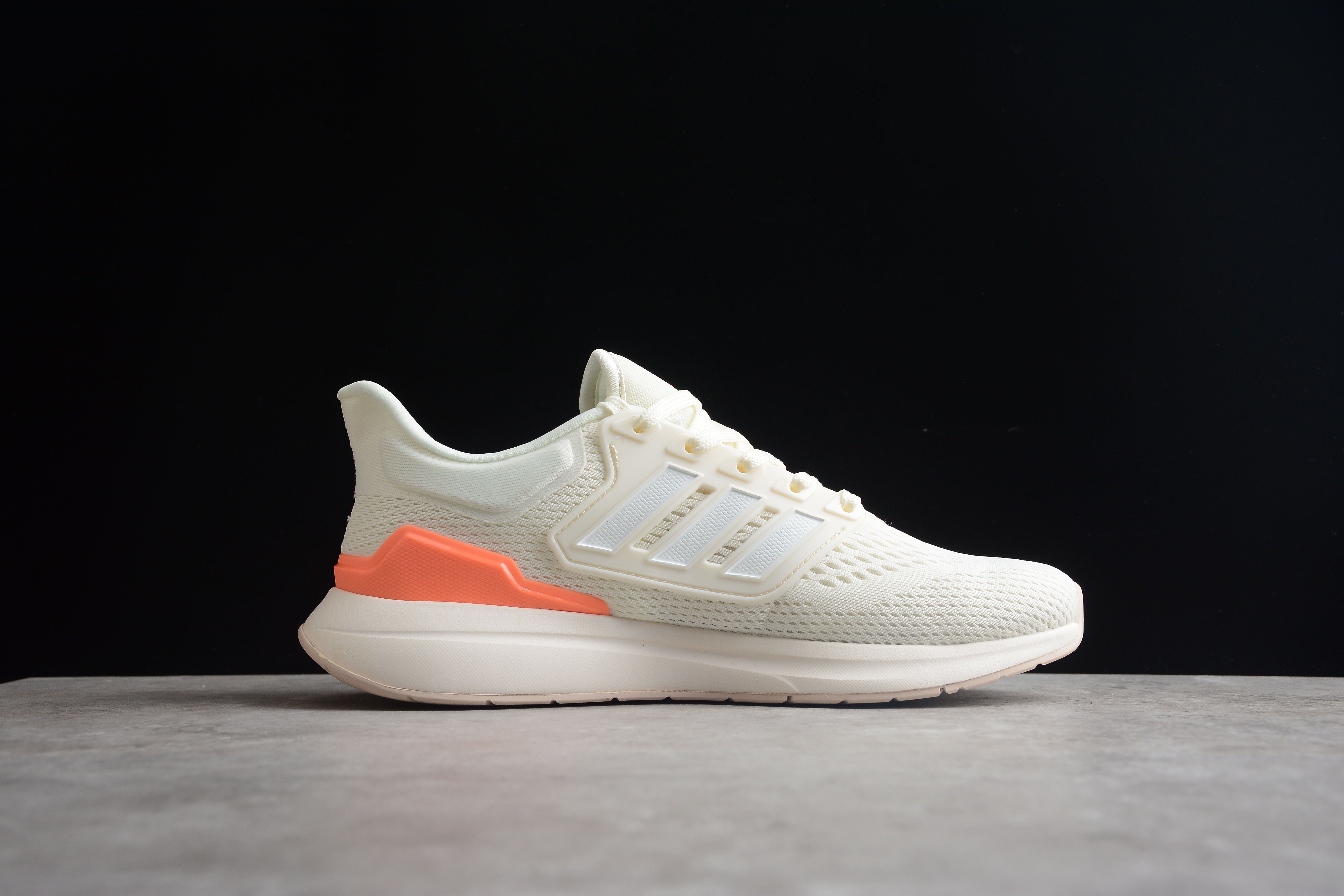 Adidas EQ21 RUN creme