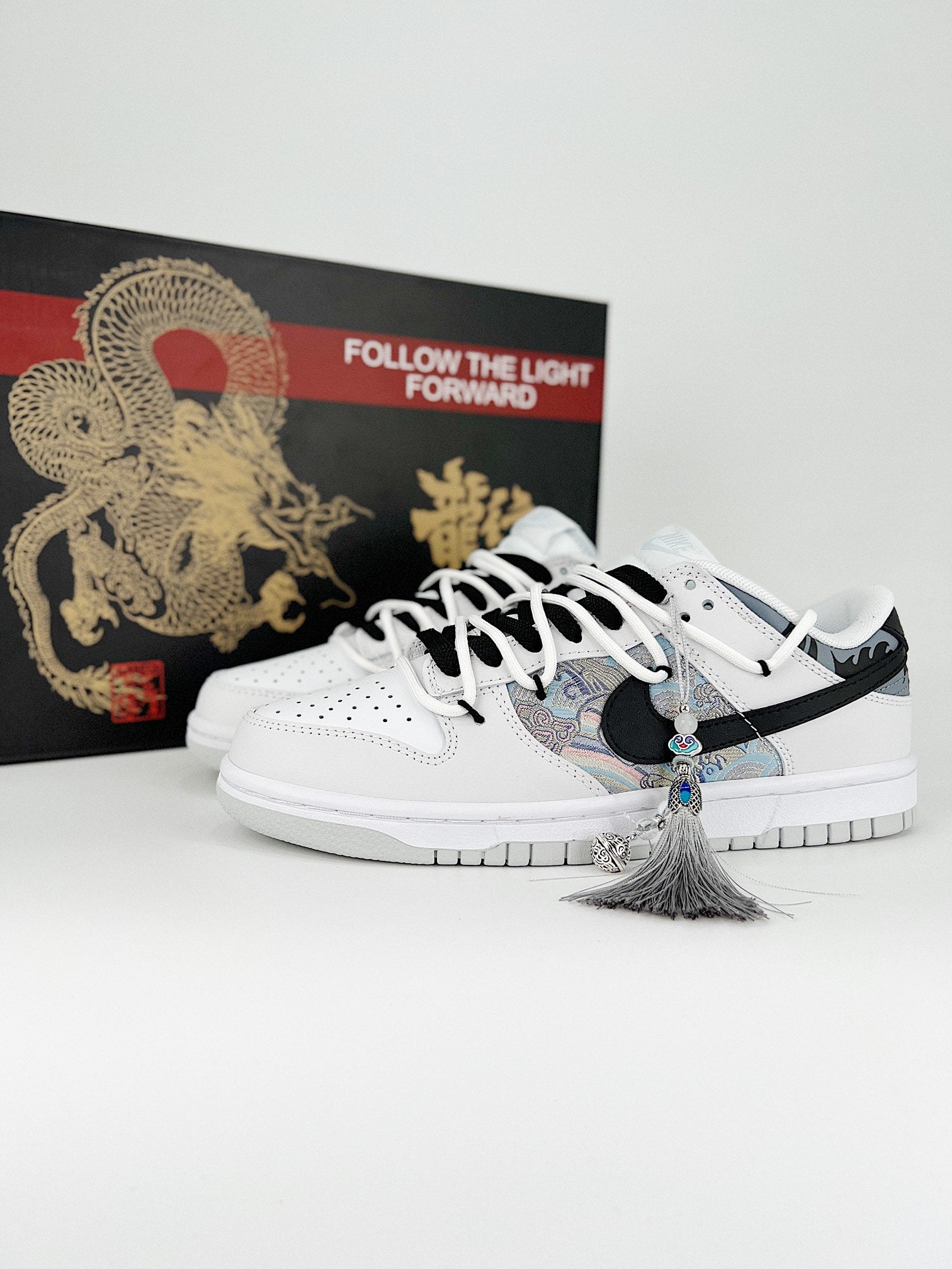 Nike SB Dunk Low dragon