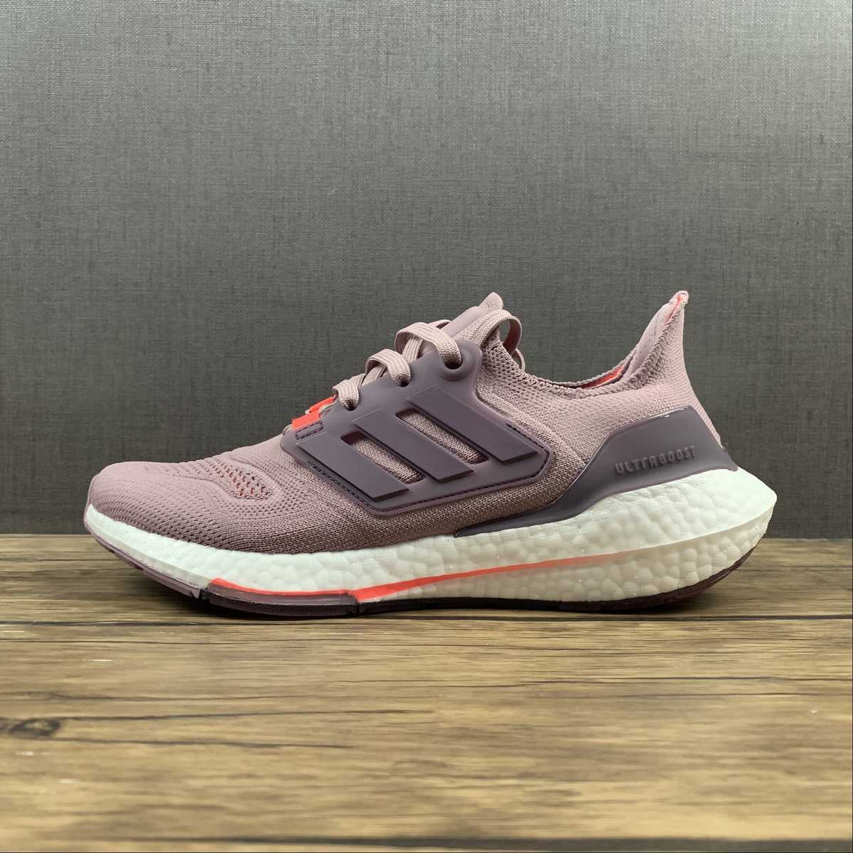 Chaussures Adidas Ultraboost violettes