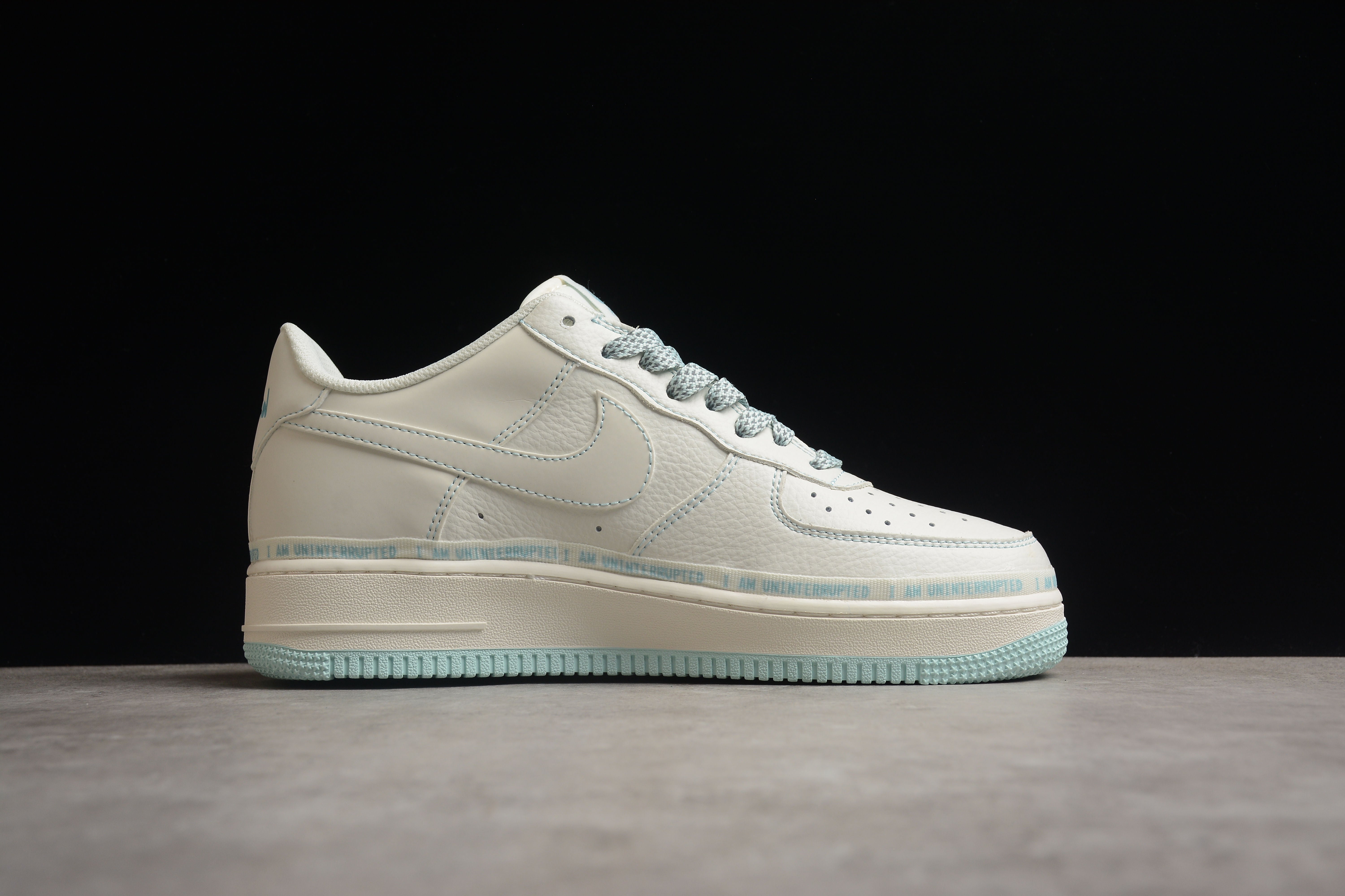 Chaussures Nike airforce A1 blanches et bleu clair