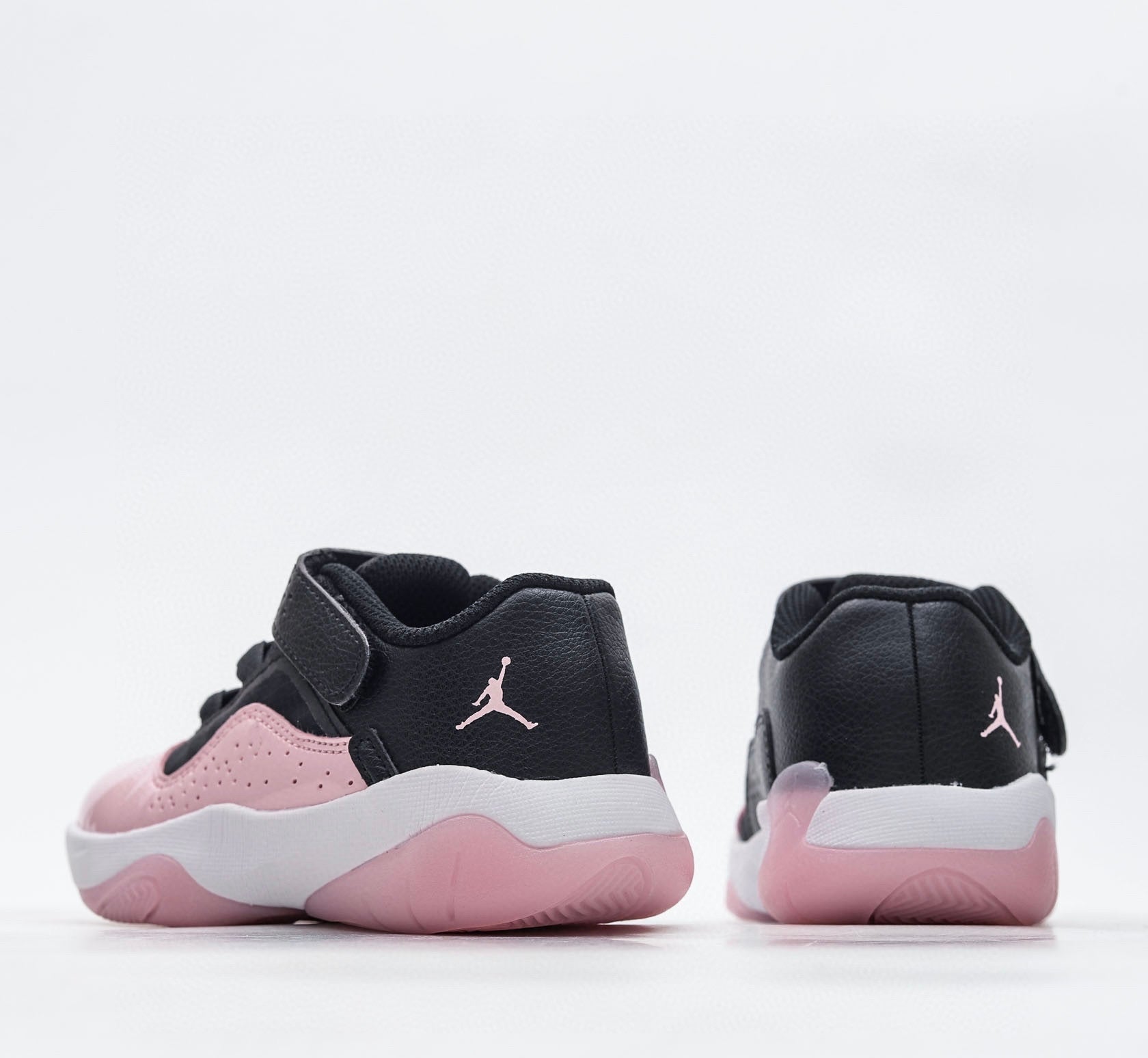 Nike air jordan retro low cut chaussures noires et roses