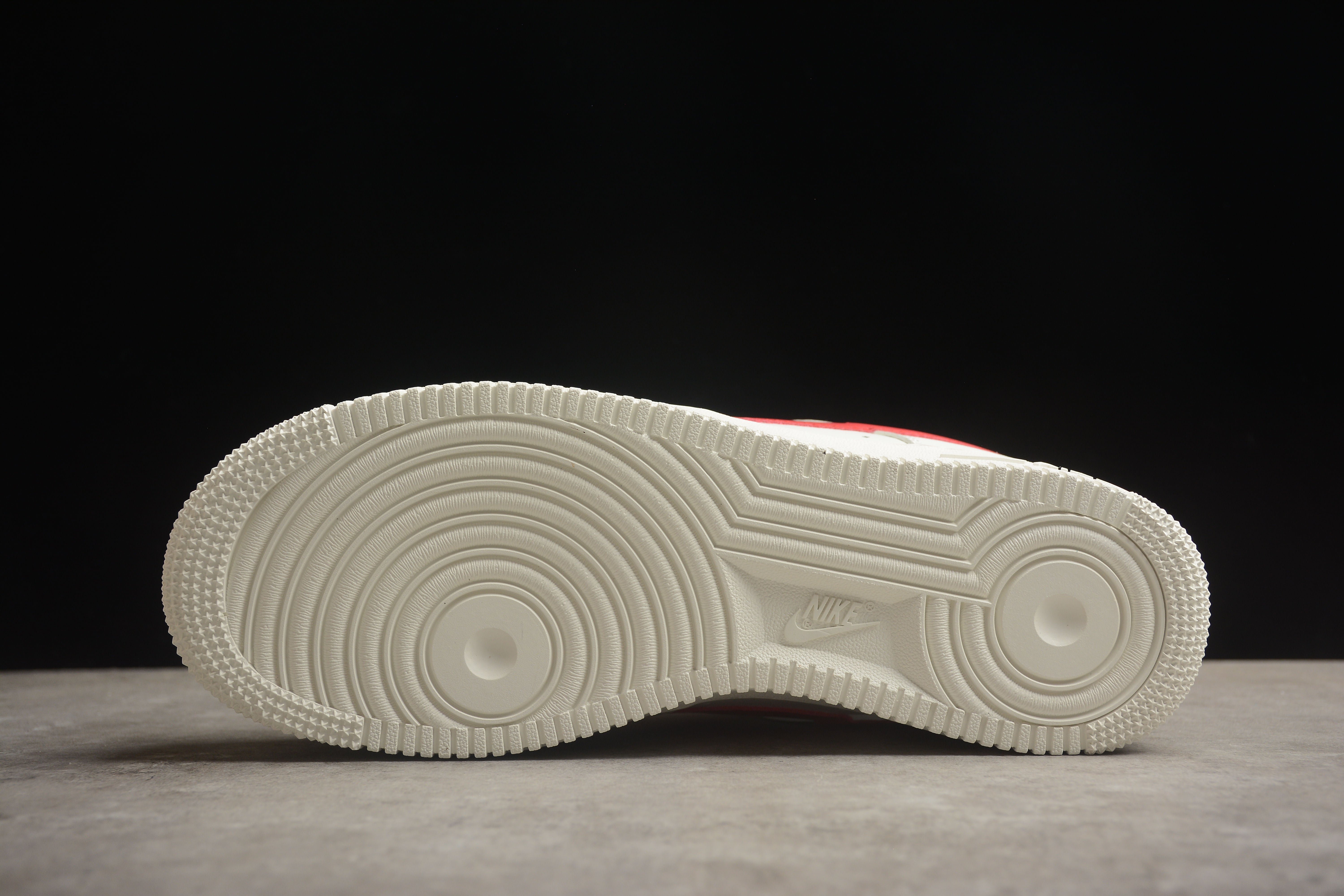 Chaussures Nike Airforce A1 avec signe rouge