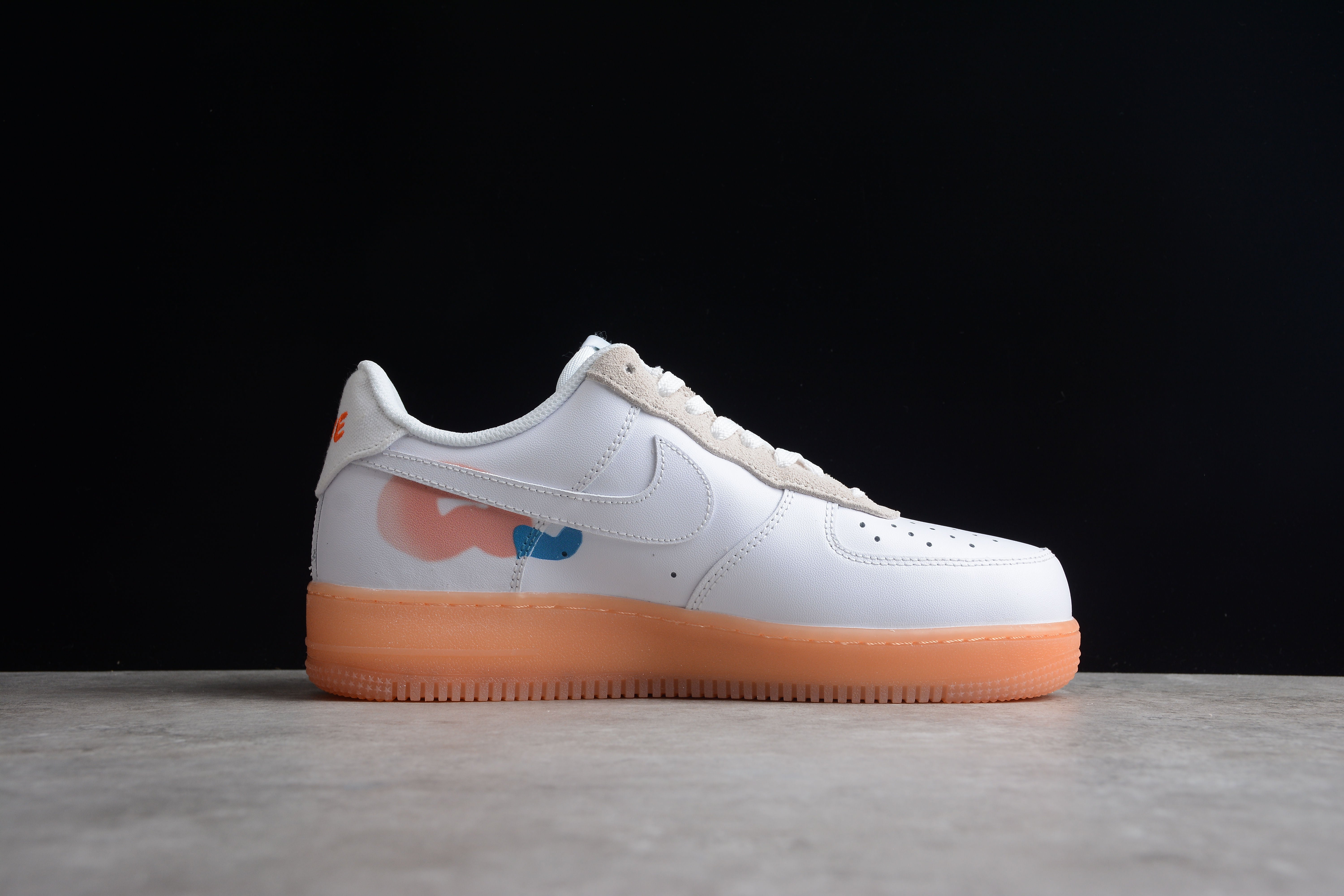 Chaussures Nike airforce A1 blanches et orange
