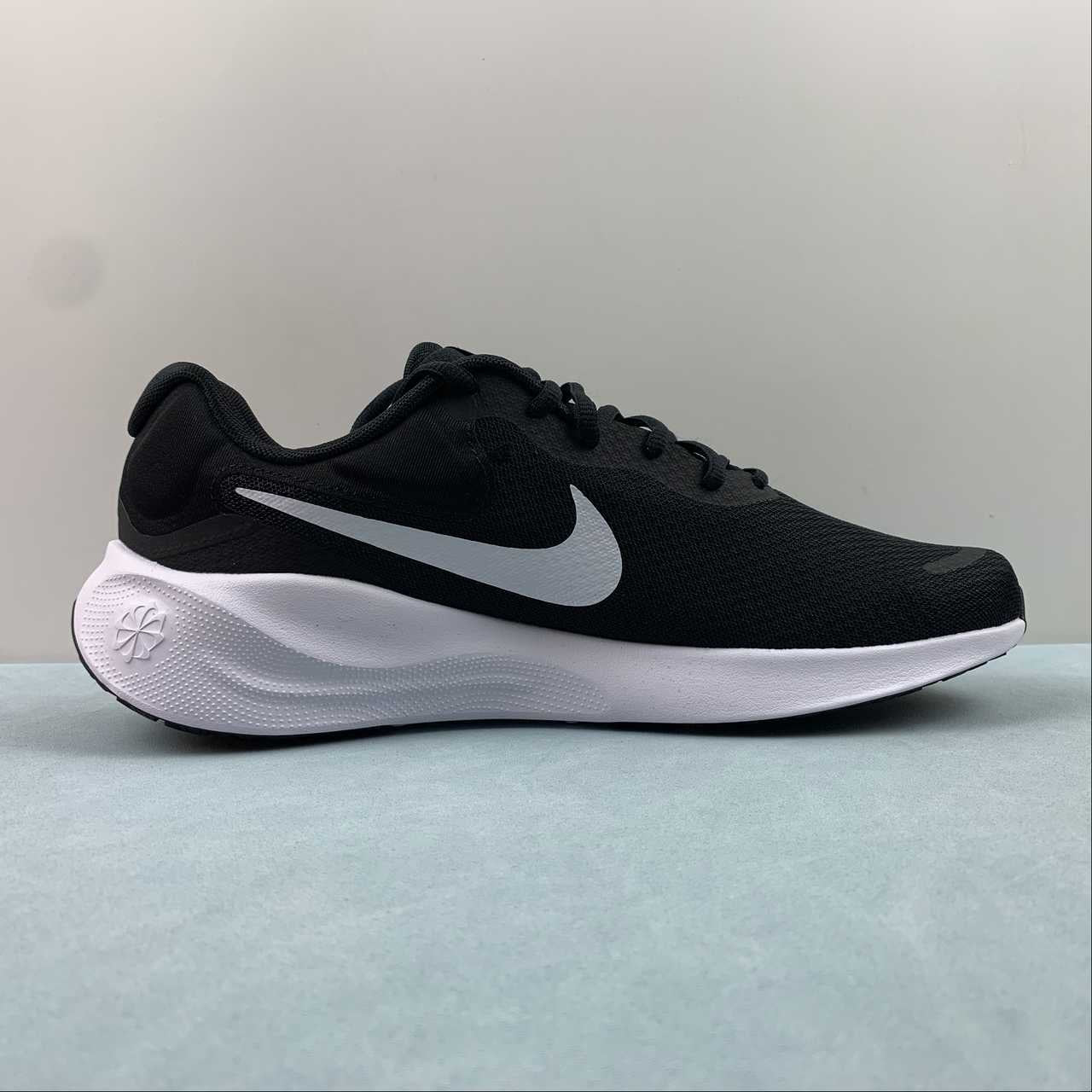 Nike revolution 7 black and white shoes