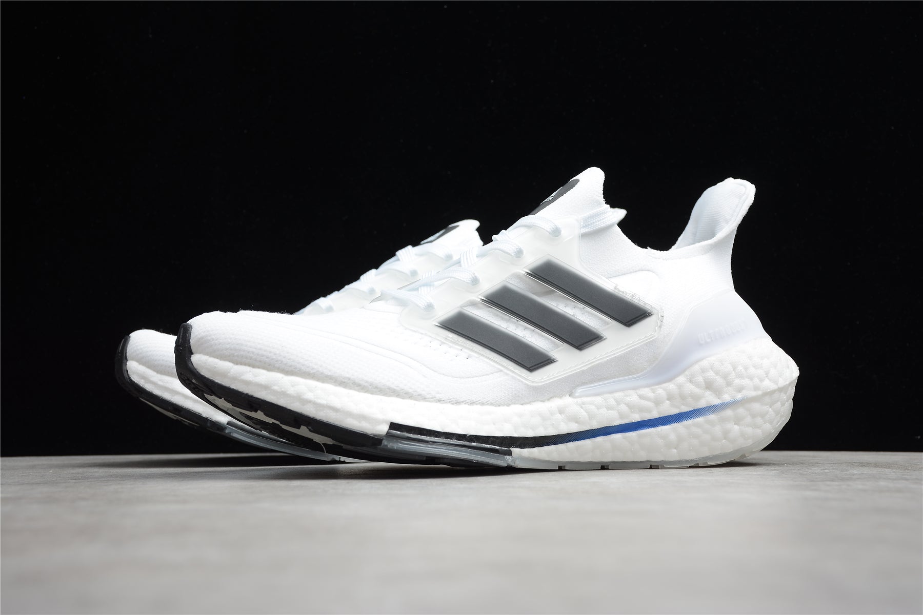 Chaussures Adidas Ultraboost noires et blanches