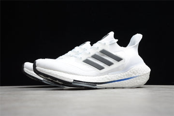 Chaussures Adidas Ultraboost noires et blanches
