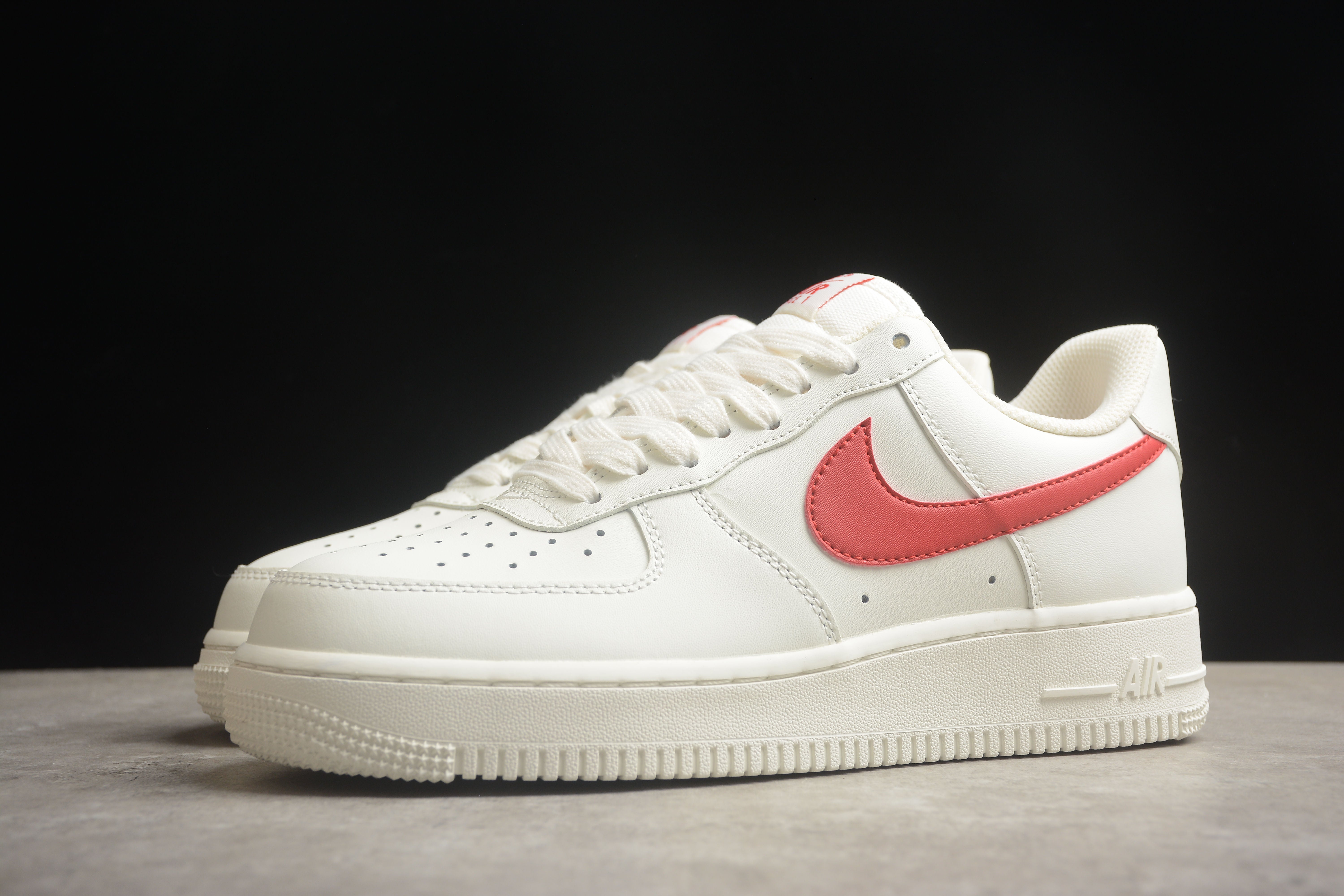 Chaussures Nike Airforce A1 avec signe rouge