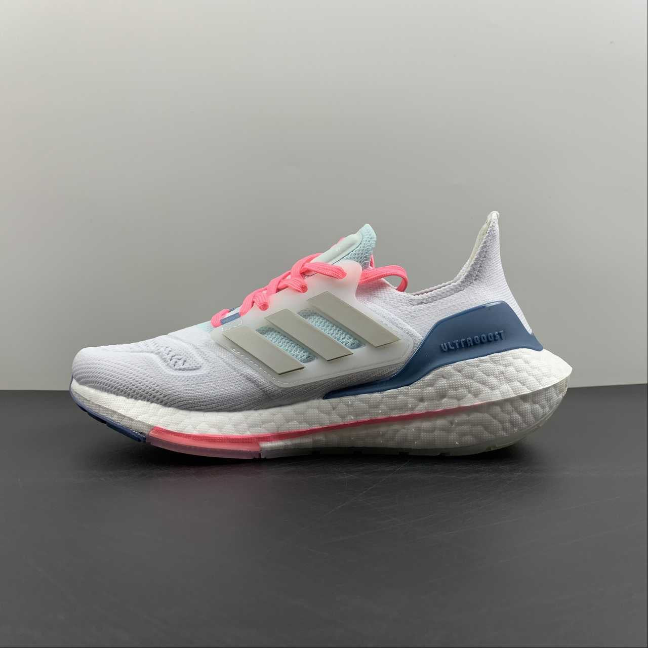Chaussures Adidas Ultraboost rose clair