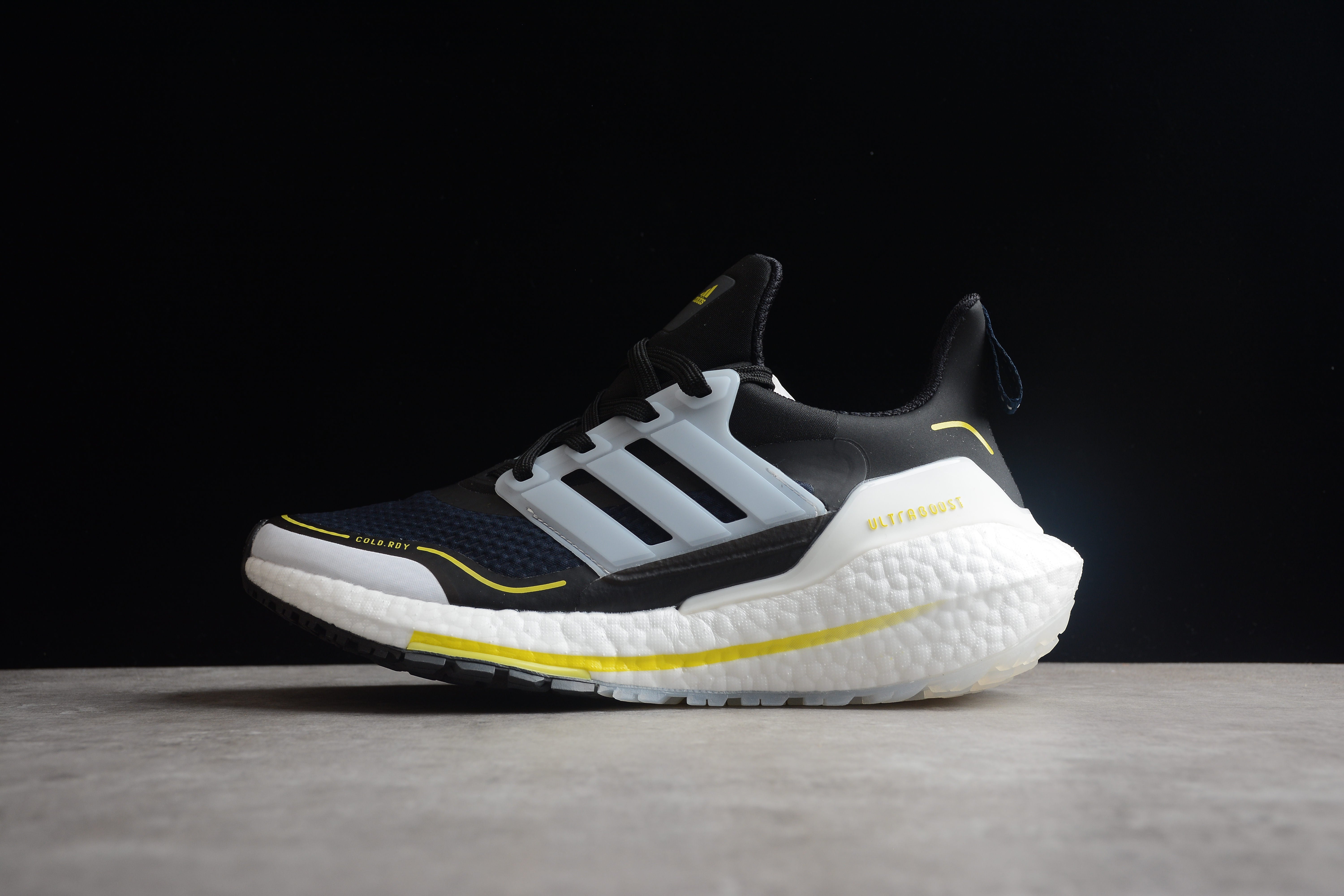 Chaussures Adidas ultraboost noir jaune