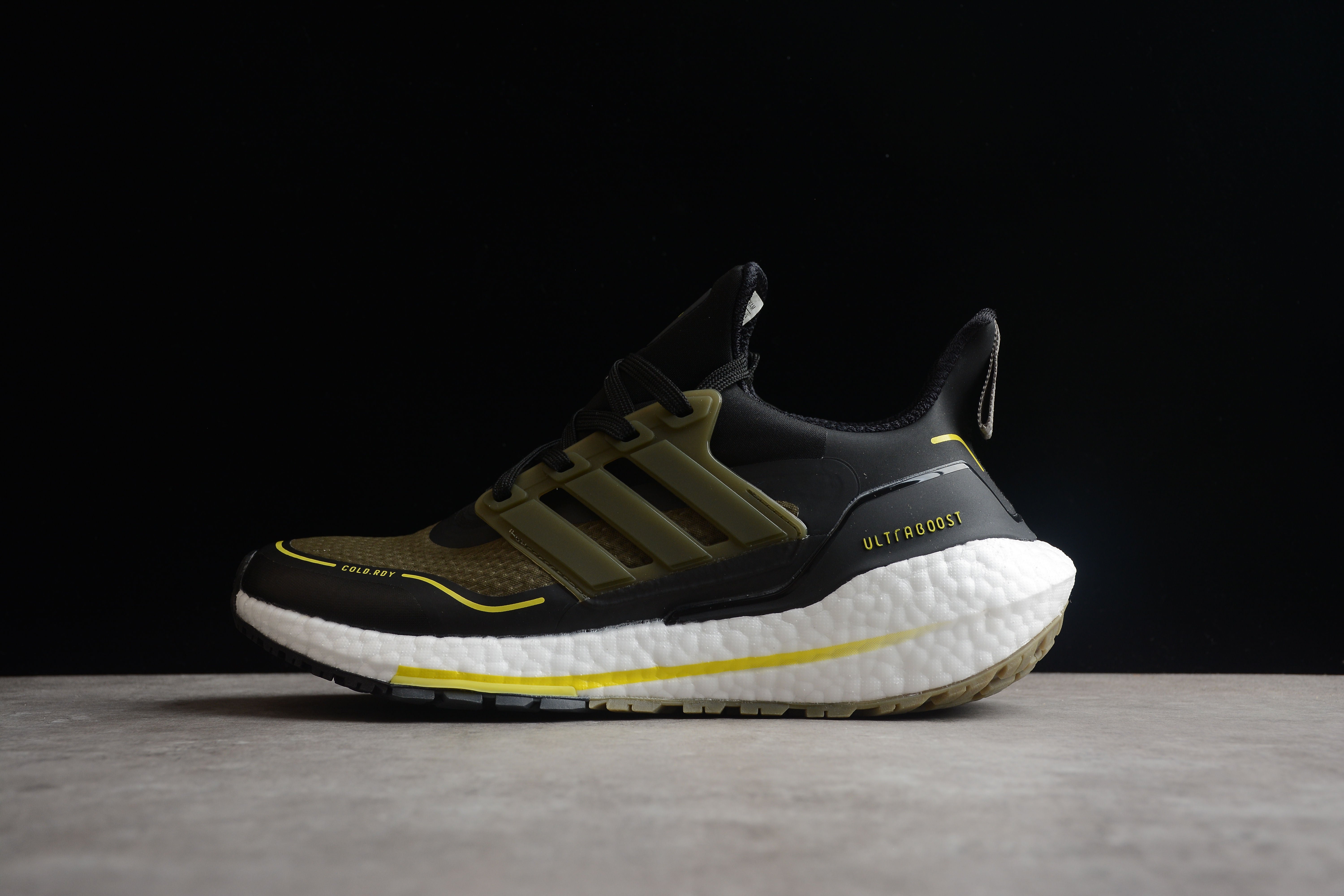 Chaussures Adidas Ultraboost vert olive