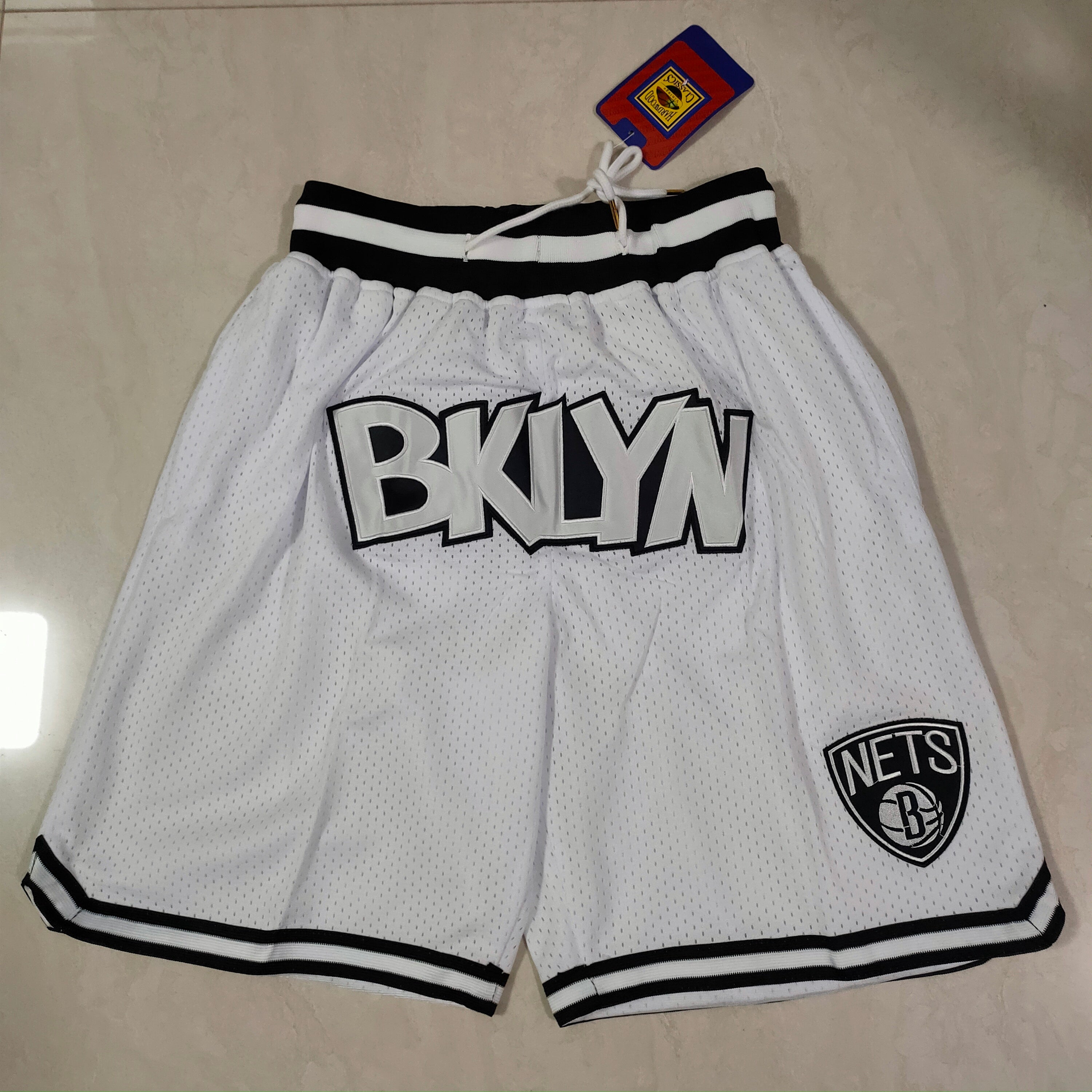 Brklyn remporte un short noir et blanc