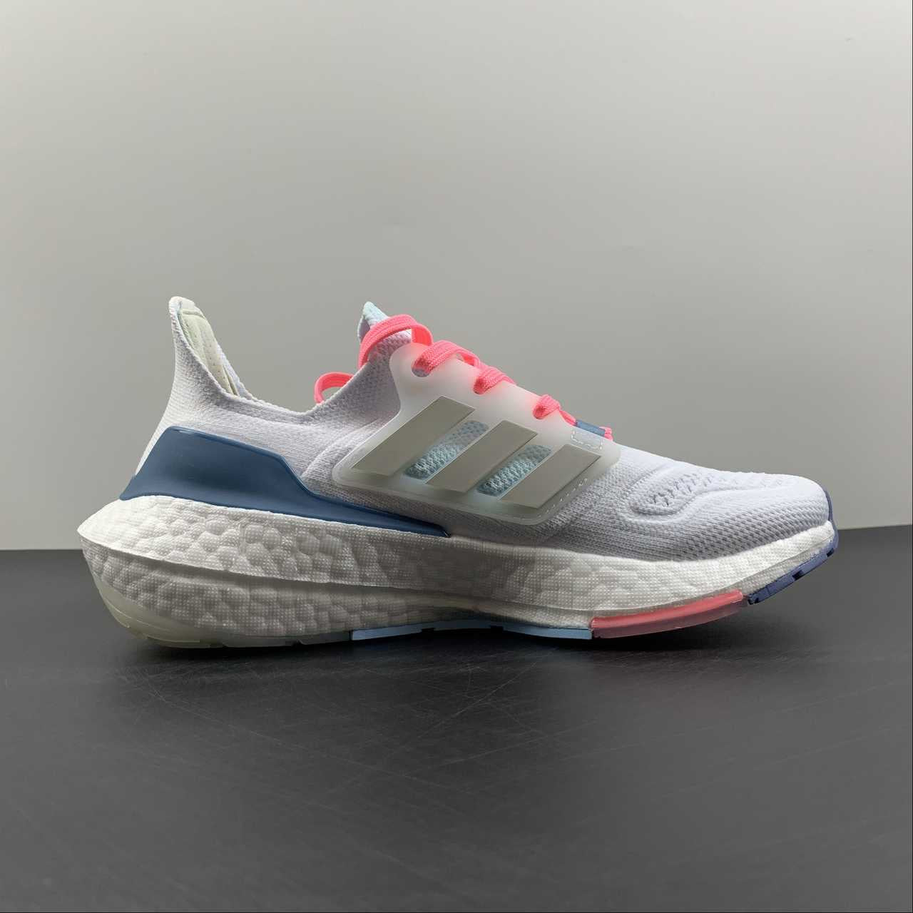 Chaussures Adidas Ultraboost rose clair