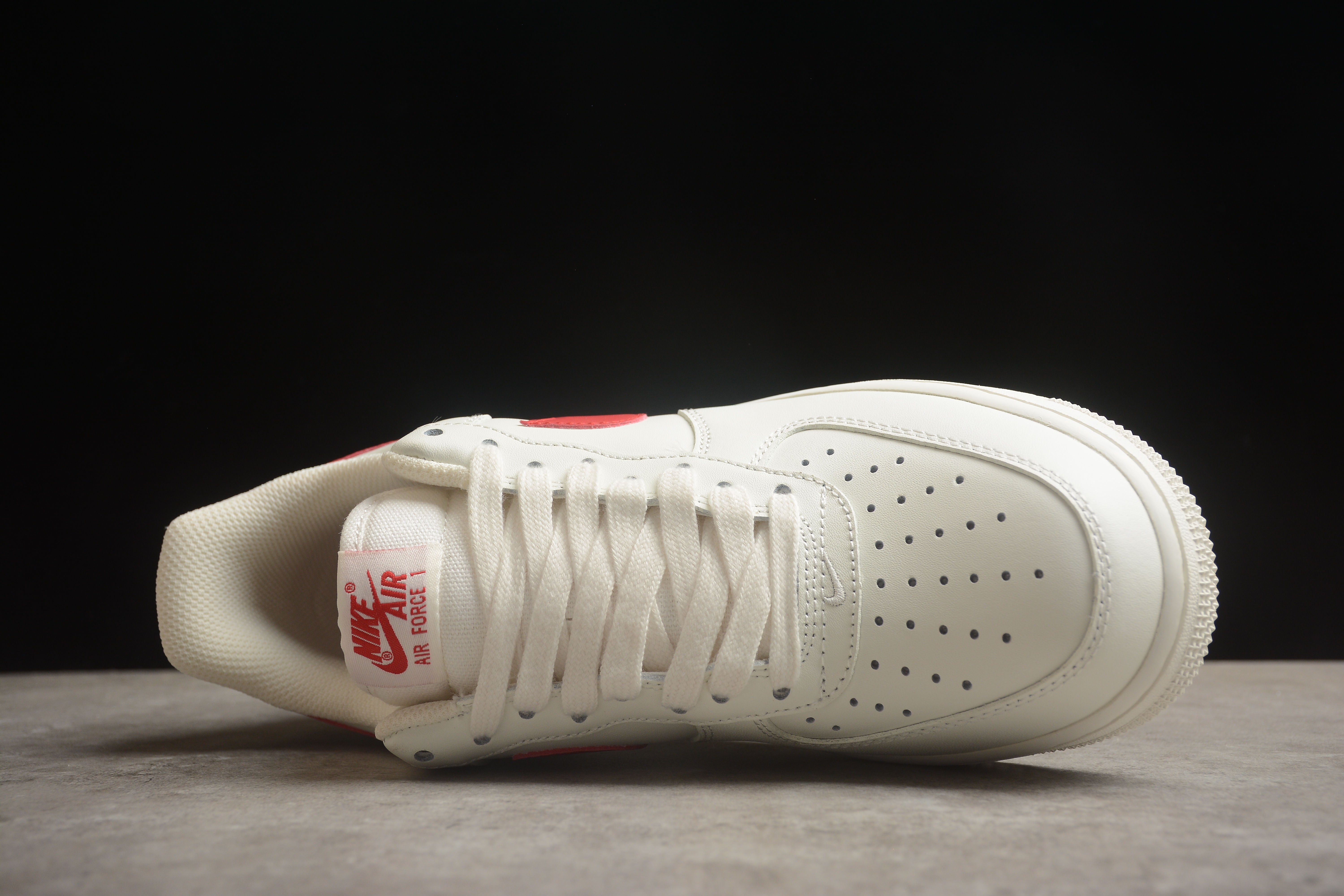 Chaussures Nike Airforce A1 avec signe rouge