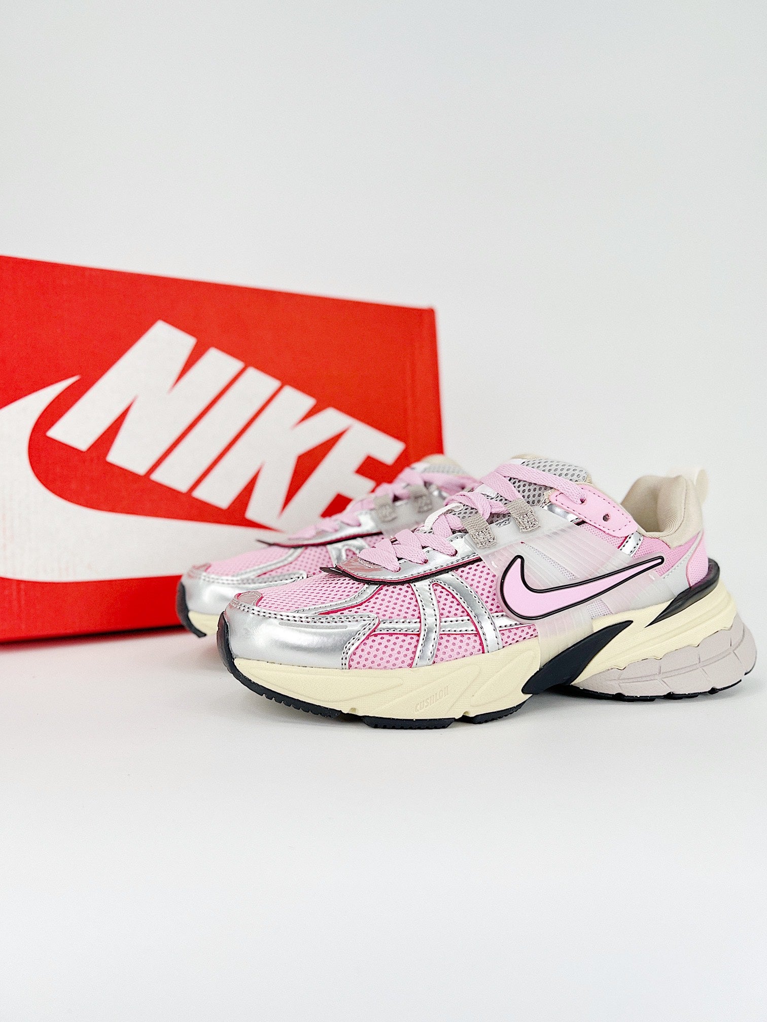 Nike V2k run light pink
