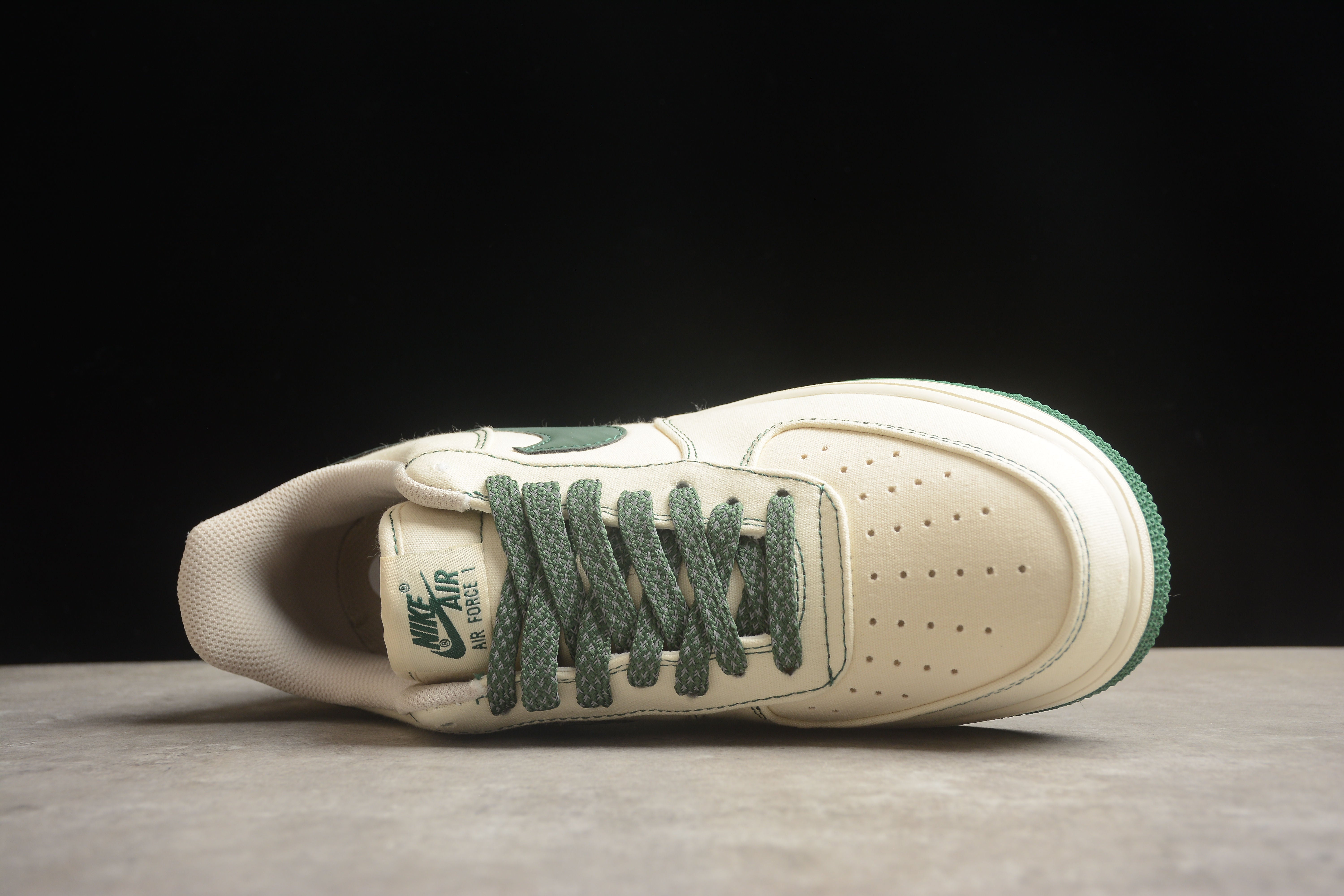 Chaussures Nike airforce A1 beiges et vertes