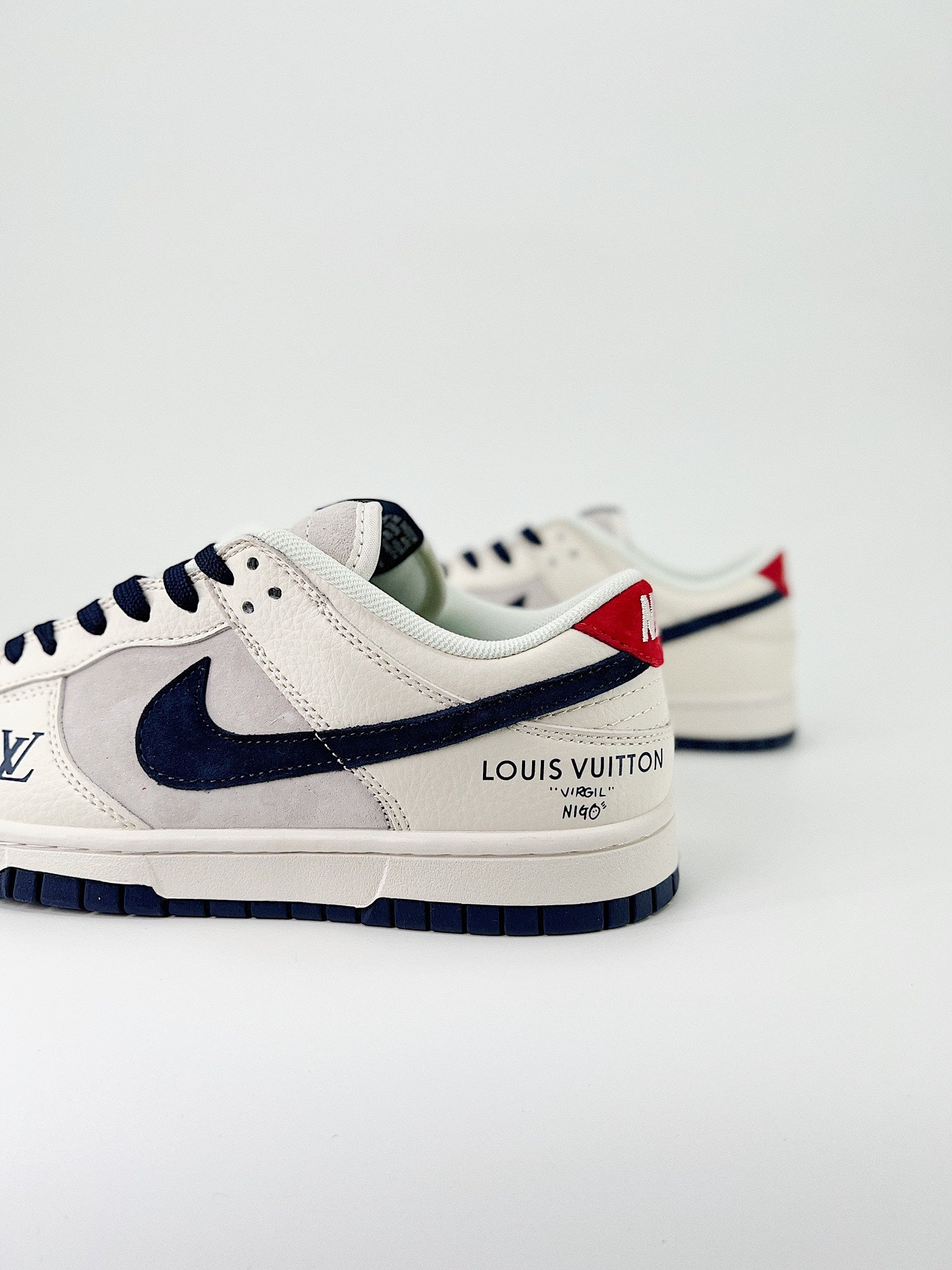 NIKE DUNK LOW PRO SB&LV
"BEIGE & NAVY "