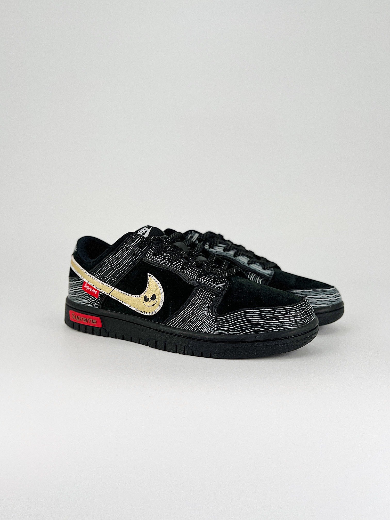 NIKE DUNK LOW RETRO SB & SUPREM 
"BLACK "