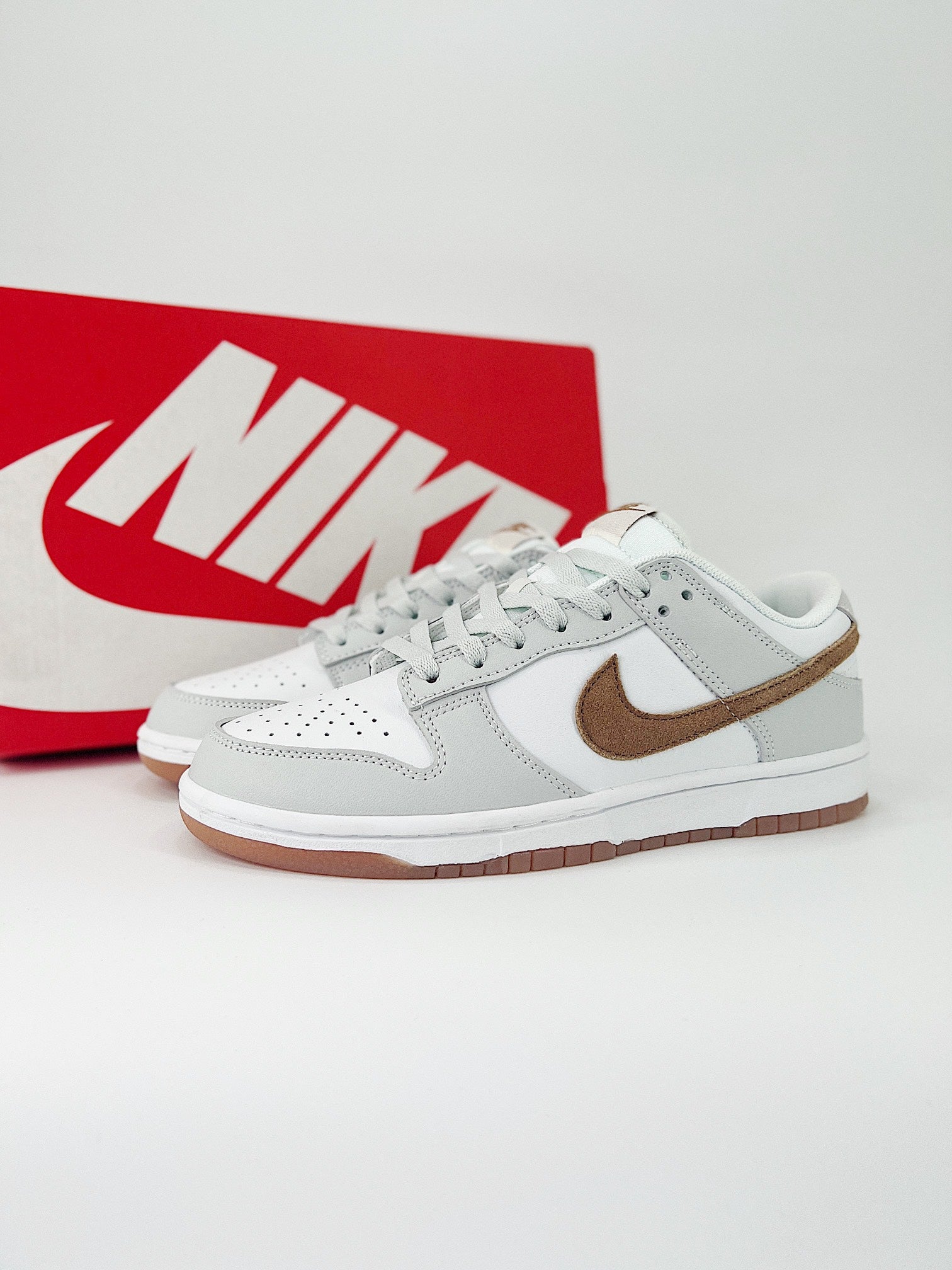 NIKE DUNK LOW RETRO SB 
" Gray brown"