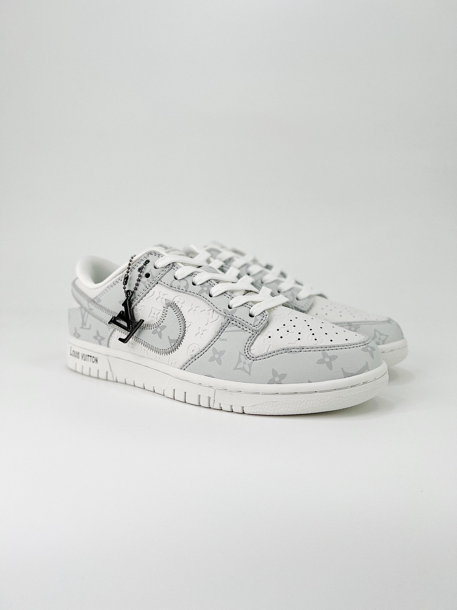 NIKE DUNK LOW RETRO SB & LV 
" White Gray    "