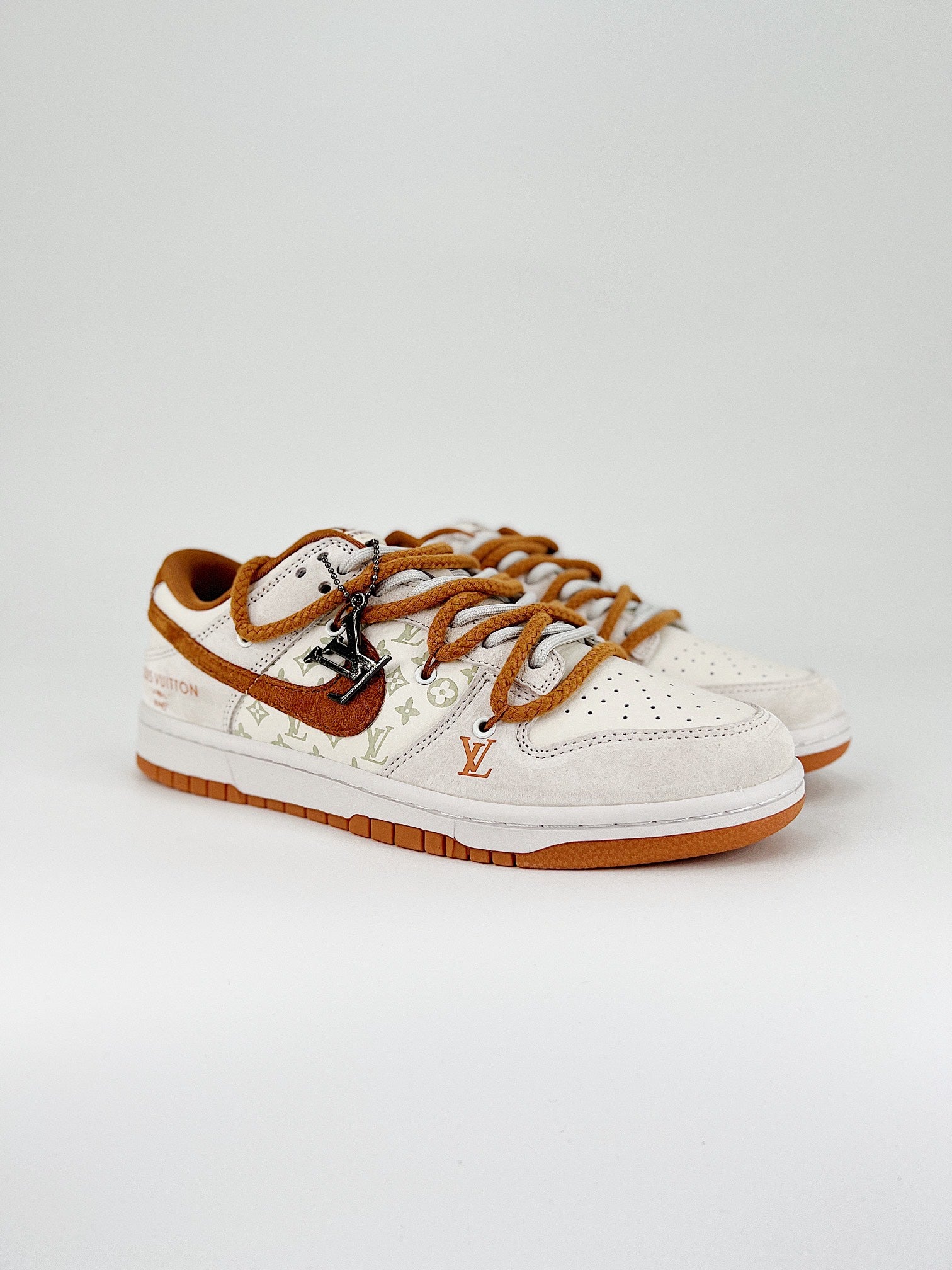 NIKE DUNK LOW RETRO SB & LV
" Beige orange "