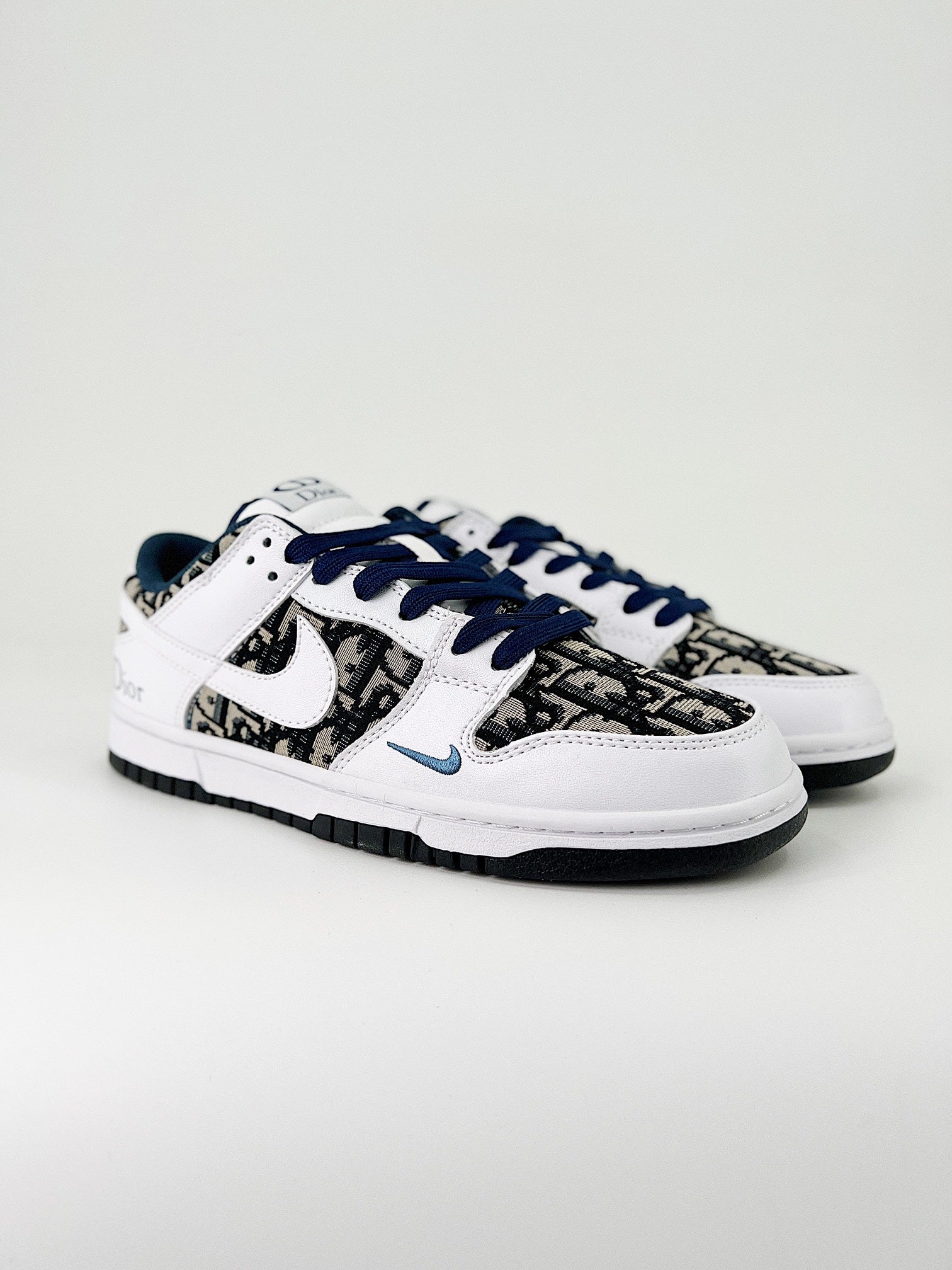 NIKE DUNK LOW RETRO SB & DIOR
" White blue"