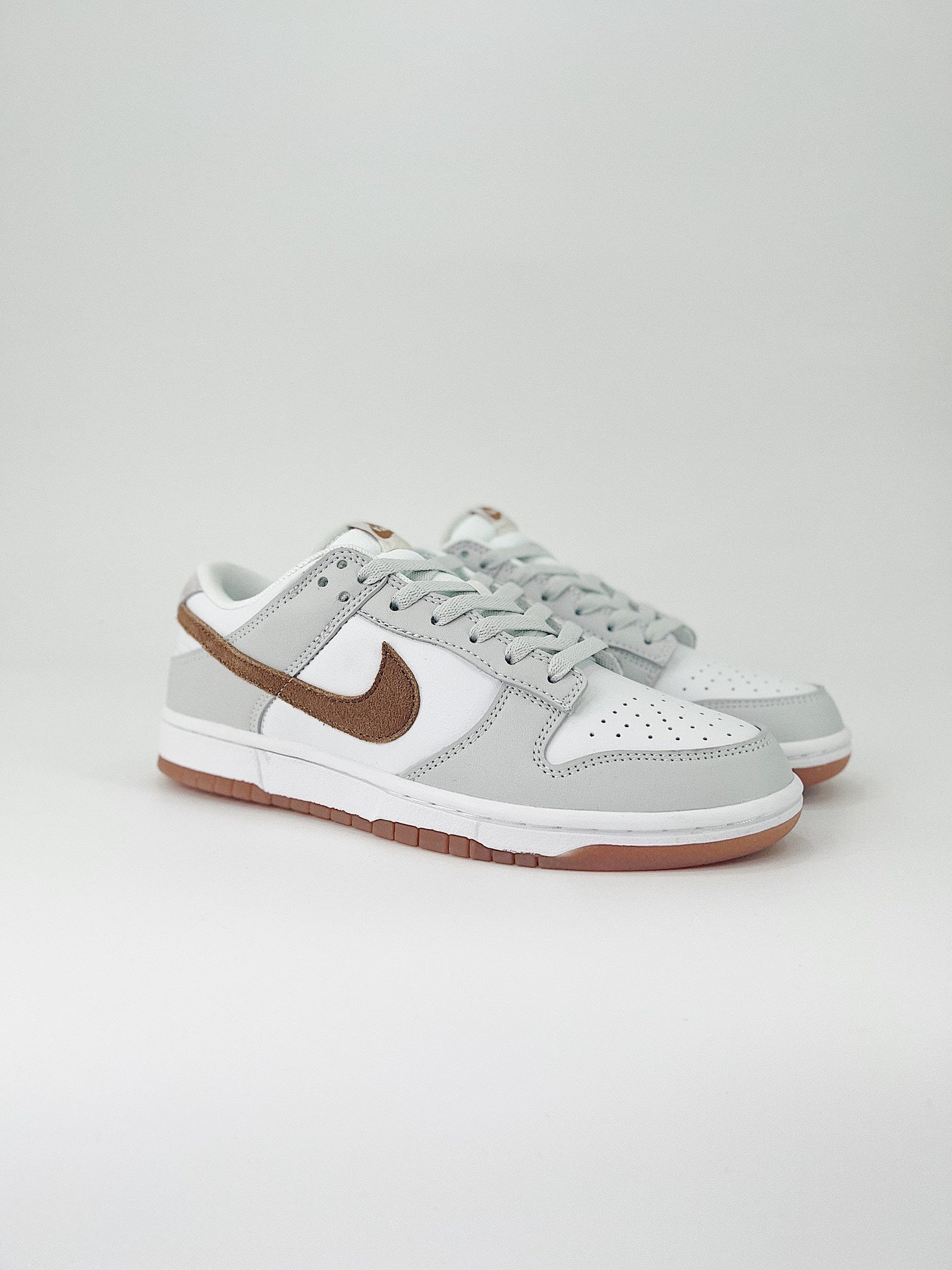 NIKE DUNK LOW RETRO SB 
" Gray brown"